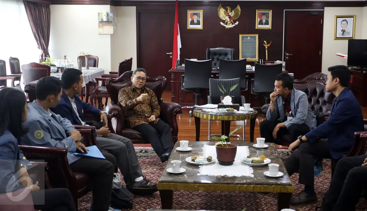 Suasana pertemuan Ketua MPR Zulkifli Hasan dan Badan Eskekutif Mahasiswa (BEM), Jakarta, Kamis (30/3). Pertemuan tersebut membahas isu - isu terkini salah satunya Ketua MPR menanggapi seruan aksi 313 besok. (Liputan6.com/Johan Tallo)