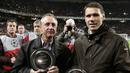 Mantan pemain Belanda, Johan Cruijff (kiri) dan Pelatih Timnas Belanda, Marco van Basten mendapat penghargaan dari UEFA sebelum pertandingan Liga Champions antara Ajax melawan Sparta Praha di Stadion Amsterdam Arena, 23 November 2005. Van Basten tercatat sebagai salah satu pesepak bola dengan raihan penghargaan individu terbanyak yaitu lima kali. tiga trofi Ballon d'Or, Sepatu Emas Eropa, dan Pemain Dunia Terbaik FIFA tahun 1992. (AFP/ANP/Marcel Antonisse)