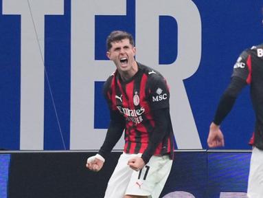 Pemain AC Milan, Christian Pulisic, melakukan selebrasi setelah mencetak gol ke gawang Inter Milan pada laga Italia di Stadion Giuseppe Meazza, Senin (2411/2025). (AP Photo/Antonio Calanni)
