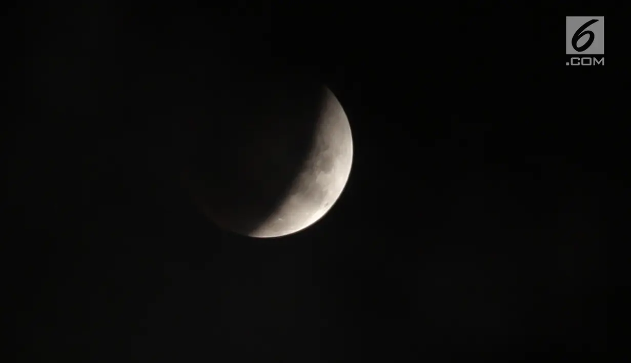 Pemandangan gerhana bulan mulai berangsur normal terlihat di atas langit Jakarta, Rabu (31/1). Gernaha bulan dengan tiga keunikan yaitu Supermoon, Bloodmoon dan Bluemoon merupakan fenomena alam yang langka. (Liputan6.com/Arya Manggala)