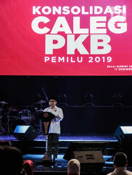 Ketua Umum PKB Muhaimin Iskandar atau Cak Imin memberi sambutan dalam konsolidasi calon legislatif Partai Kebangkitan Bangsa (PKB) Pemilu 2019 sekaligus haul Abdurrahman Wahid, Gus Dur di Balai Sarbini, Jakarta, Senin (17/12). (Liputan6.com/Faizal Fanani)