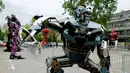 Robot yang mirip karakter film Transformers dipamerkan di Zagreb, Kroasia (18/4). Robot yang terbuat dari mobil bekas ini terlihat mirip karakter film Transformers yang merupakan karya seniman muda asal Montenegro, Danilo Baletic. (REUTERS/Antonio Bronic)