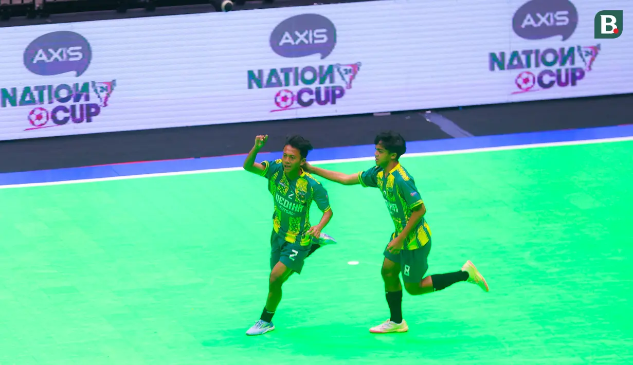 Pemain futsal putra SMK Medika Samarinda melakukan selebrasi setelah mencetak gol ke gawang SMKN Jakarta Barat 1 dalam laga final AXIS Nation Cup 2024 yang berlangsung di Indonesia Arena, GBK, Jakarta, Sabtu (16/11/2024). (Bola.com/Muhammad Iqbal Ichsan)