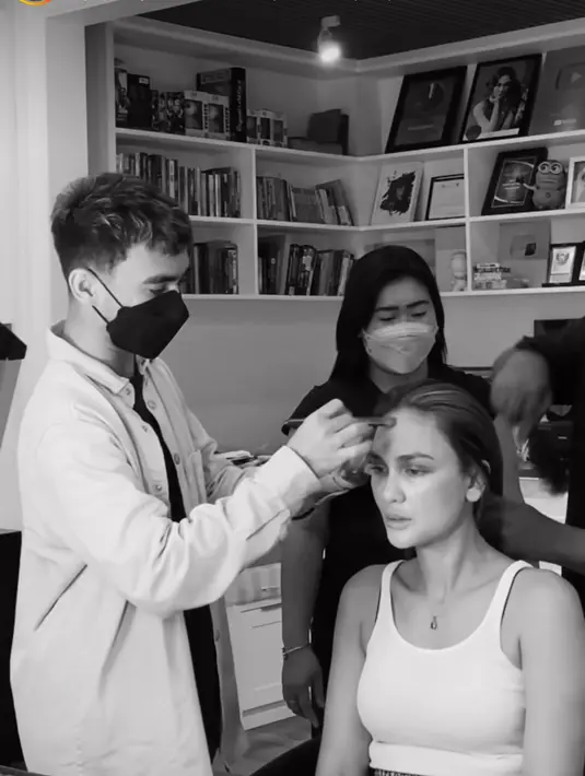 Manscrow Gilang dalam kenangan Luna Maya lewat sebuah video hitam putih. Selain sebagai talent dan client, Luna juga memiliki kedekatan sebagai teman dekat atau bestie. [Foto: Instagram @lunamaya]