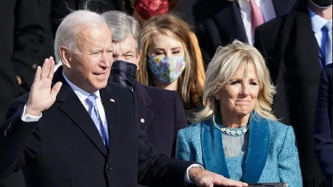 Bahasa Tubuh Joe Biden dan Jill yang Penuh Emosional di Pelantikan Presiden Amerika Serikat