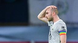 Kegagalan mempertahankan posisi di Bundesliga ini memicu kekecewaan mendalam dari para pemain di lapangan hijau termasuk Christian Eriksen. (AFP/Ina Fassbender)