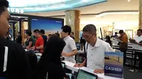 Para pembeli Samsung Galaxy Note 8 di Lotte Shopping Avenue, Jakarta, Jumat (29/9/2017). (Liputan6.com/Agustinus M Damar)
