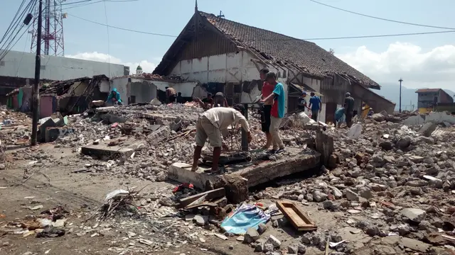 Beberapa pengepul besi bekas tengah menimbang hasil para pencari besi bekas, di area pembongkaran blok Stasiun Garut Kota
