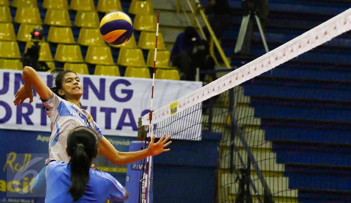 Tim voli Jakarta Elektrik PLN berlatih service dan smash di GOR C'Tra Arena, Bandung, Jawa Barat, Sabtu (15/4). Jakarta Elektrik PLN memastikan lolos ke final Proliga 2017 usai menumbangkan Popsivo Polawan. (Liputan6.com/Yoppy Renato)