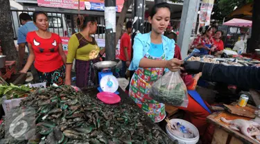  Pedagang kerang hijau saat melayani pembeli di pasar Kramat jati, Jakarta Timur, Kamis (31/12). Jelang malam tahun baru, warga banyak berburu kerang hijau untuk merayakan malam tahun baru. (Liputan6.com/Yoppy Renato)