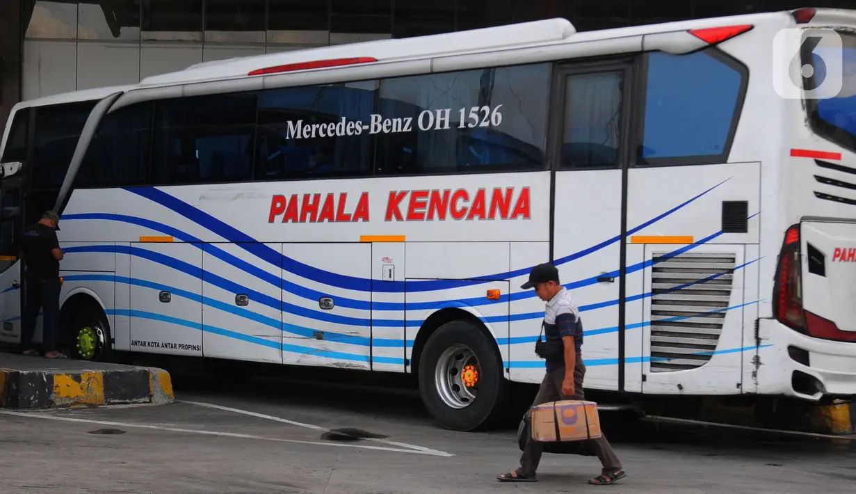 Bus antarkota antarprovinsi (AKAP) menjadi kendaraan umum yang banyak dipilih oleh pemudik dari terminal terbesar di Asia Tenggara tersebut. (merdeka.com/Imam Buhori)