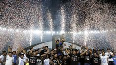 Pemain Persib menerima trofi juara Piala Presiden 2015 dari Presiden Joko Widodo di Stadion Utama Gelora Bung Karno, Jakarta, Minggu (18/10/2015). (Bola.com/Vitalis Yogi Trisna)