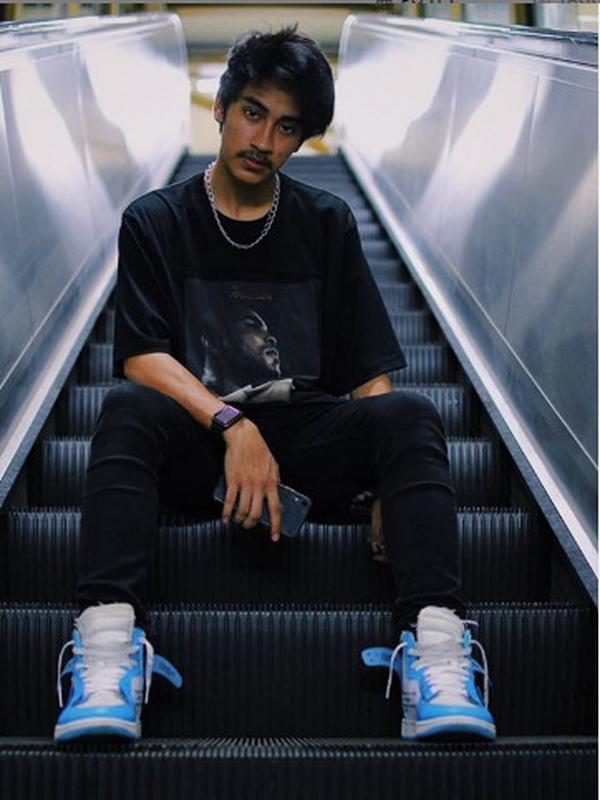 Kini di usianya yang menginjak 17 tahun, Abidzar Al Ghifari telah bertransformasi menjadi sosok tampan yang bertalenta. (Liputan6.com/IG/abidzar73)