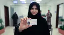 Tahani Aldosemani memperlihatkan surat izin mengemudi (SIM) miliknya di Departemen Lalu Lintas Umum di ibu kota Riyadh, Senin (4/6). Pemerintah Arab Saudi resmi mengeluarkan lisensi mengemudi untuk para wanita di sana. (Saudi Information Ministry via AP)