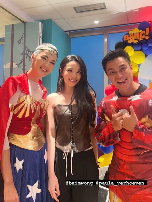 Menjadi Wonder Woman, Paula mengenakan busana cukup mirip dengan dress merah keemasan dan rok biru motif bintang. Dengan inner manset warna nudenya. [@jo_diana]