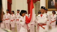 Paskibraka Nasional 2017 mencium bendera merah putih saat pengukuhan di Istana Negara, Jakarta, Selasa (15/8). Sebelum dilantik, 68 Paskibraka dari 34 provinsi di Indonesia ini menjalani pendidikan dan pelatihan di PP PON. (Liputan6.com/Angga Yuniar)