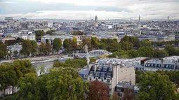 Awan menghiasi langit dalam pemandangan udara ini yang menampilkan Sungai Seine dan cakrawala kota Paris, Perancis, Selasa (6/10/2015). (REUTERS/Jacky Naegelen)