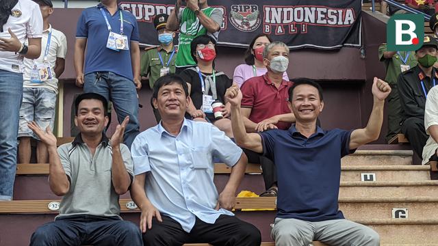 Suporter Vietnam ikut menyaksikan duel antara Indonesia U-23 melawan Filipina di Stadon Viet Tri, Jumat (13/5/2022)