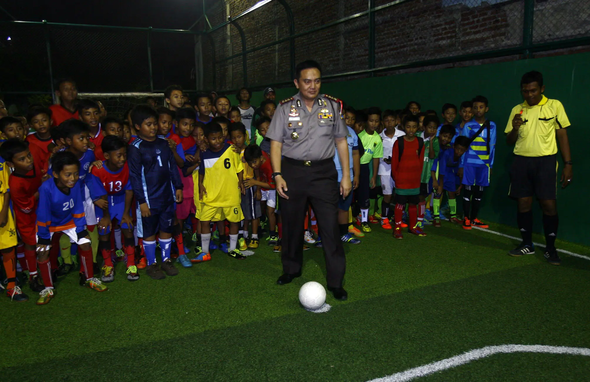 Kampung eks Gang Dolly ini sudah disulap jadi ajang turnamen futsal level anak-anak selama Ramadan. (Liputan6.com/Dian Kurniawan).