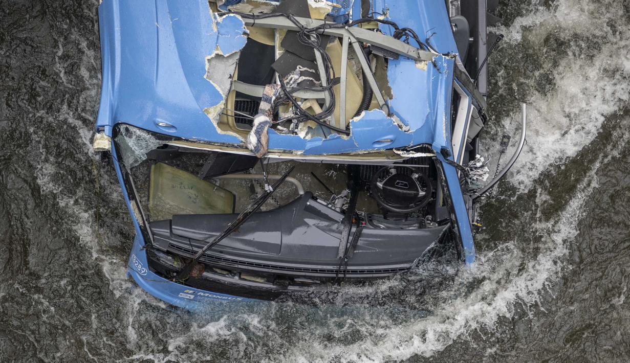 Bangkai bus terlihat di sungai Lerez setelah jatuh saat melintasi jembatan, menewaskan empat orang, di Cerdedo-Cotobade, Spanyol (25/12/2022). Kecelakaan itu terjadi pada 24 Desember malam di dekat Vigo dan perbatasan dengan Portugal. (AFP/Brais Lorenzo)