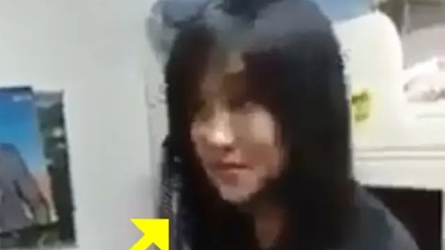 wanita ini luruskan rambut dengan setrikaan (foto: brilio)