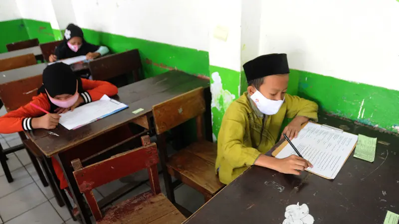 FOTO: Penerapan Protokol Kesehatan dalam Ujian Penilaian Akhir Semester di Depok