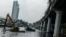 Eskavator amphibi dioperasikan untuk mengeruk lumpur yang mengendap di Kali Ancol, Jakarta, Rabu (11/1). (Liputan6.com/Gempur M Surya)