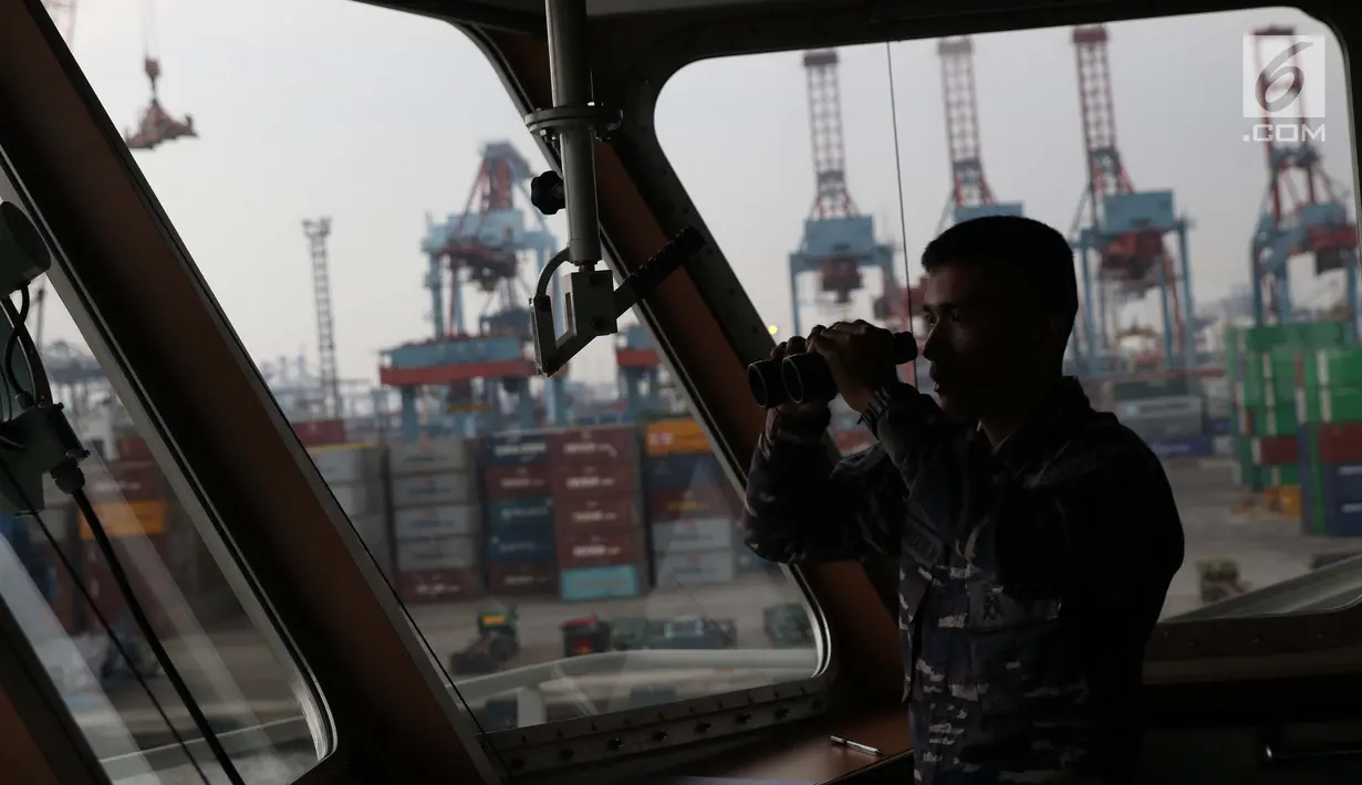 Awak KRI Semarang-594 saat sandar di dermaga 203, Jakarta, Jumat (15/3). Kapal ini dibuat oleh PT PAL dengan total biaya Rp 736 miliar. Pembuatan kapal perang RS tersebut dituntaskan selama 23 bulan. (Liputan6.com/Helmi Fithriansyah)