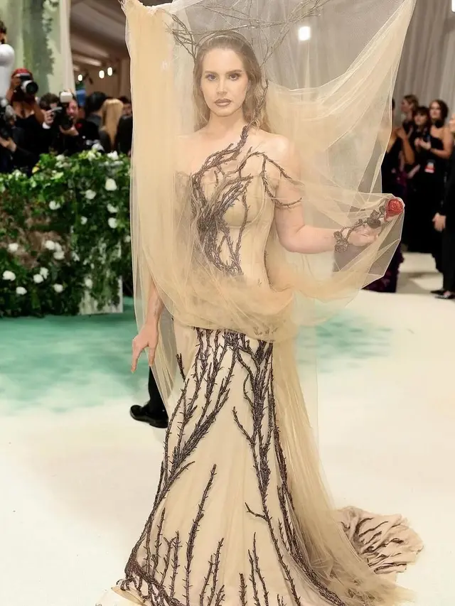 6 Potret Lana Del Rey Menjelma jadi Peri Hutan dengan Gaun Alexander McQueen di Met Gala 2024