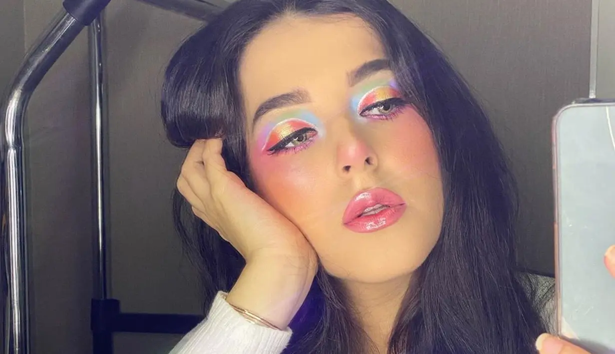 Tampil berani memadukan warna-warna cerah, makeup mata Tasya ini juga tuai pujian. Ia juga kerap mengunggah kreasi makeup melalui kanal YouTube pribadinya. (Liputan6.com/IG/@tasyafarasya)