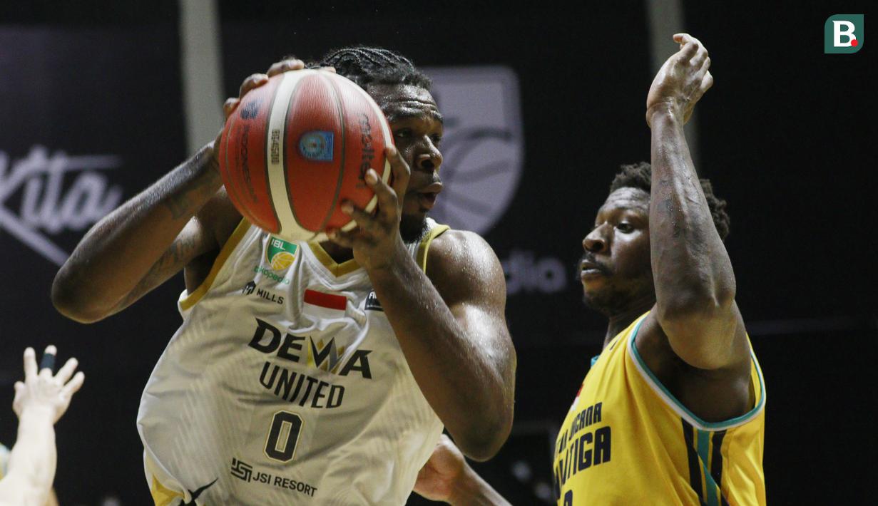 Pemain Dewa United Surabaya, Dishon Lurell Lowery (kiri) berusaha melewati pemain Satya Wacana Salatiga, Tyree Jamal Robinson dalam laga IBL 2022 di Hall Basket GBK, Jakarta, Selasa (18/1/2022). Dewa United menang dengan skor 66-64. (Bola.com/M Iqbal Ichsan)