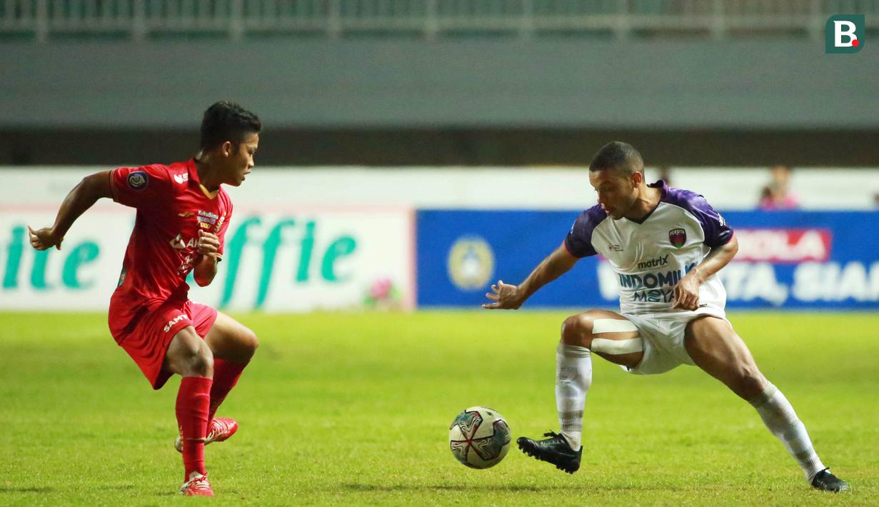 Persita hampir unggul pada menit ke-90+5. Sayang, tendangan bebas Harrison Cardoso (kanan) masih membentur mistar gawang. (Bola.com/M Iqbal Ichsan)