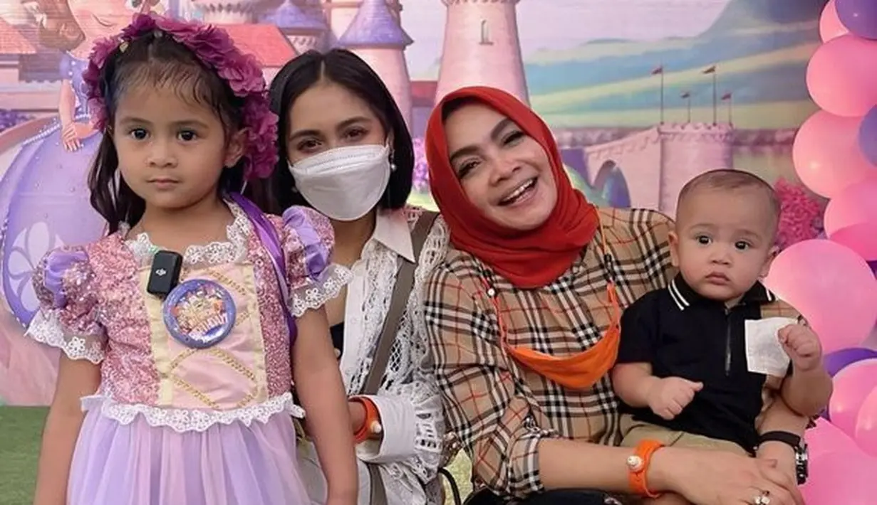 Wajah Cipung juga nggak kalah menggemaskan dari Ansara.(Instagram@rieta_amilia)