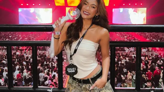 Gaya OOTD Konser Publik Figur Menyaksikan 2NE1 di Jakarta. [@lalamarionmj]