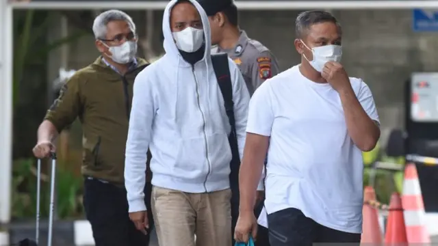 Gubernur Riau Abdul Wahid digiring petugas saat tiba di Gedung Merah Putih KPK, Jakarta, Selasa (4/11/2025).