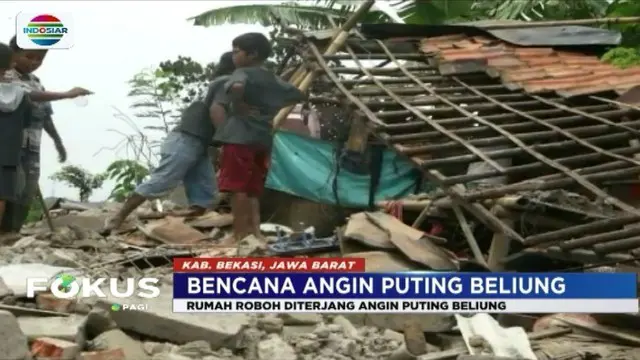 Satu keluarga di Bekasi terpaksa mengungsi ke kandang ayam lantaran rumah mereka rusak berat setelah dilanda angin puting beliung.