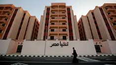 Seorang pria melintas di depan proyek rumah susun Tahya Misr di Al-Asmarat, Kairo, Mesir, 2 Juni 2016. Pemerintah Mesir membangun rumah susun tersebut untuk mengganti pemukiman kumuh Doueyka. (REUTERS/Amr Abdallah Dalsh)