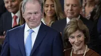 Ekspresi Lucu George W Bush di Pelantikan Donald Trump, Dianggap Warganet Mirip Bocil