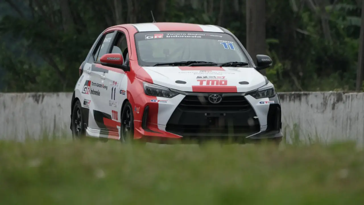 Toyota All New Agya lakoni debutnya di balap ISSOM Seri 2 2023 (TGRI))