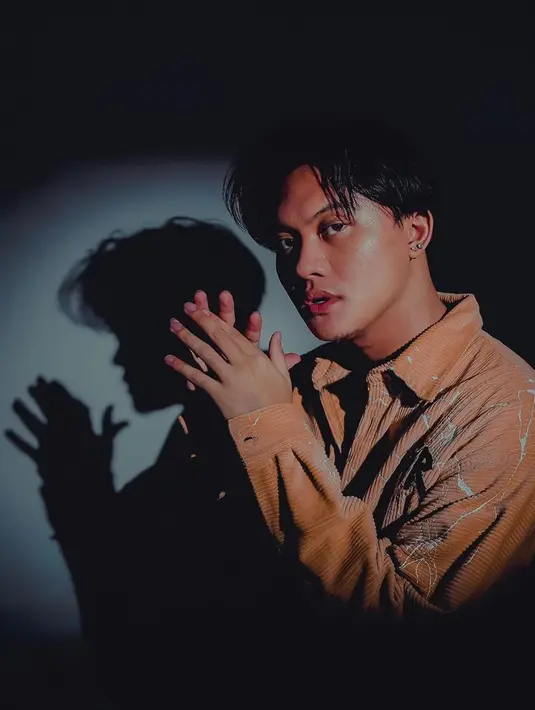 Namun, Rizky Febian mengatakan bahwa ia masih nyaman dengan statusnya sebagai sahabat Anya Geraldine. "Karena mungkin kita sudah terlalu nyaman untuk menjadi sahabat saat ini," terangnya. (Instagram/rizkyfbian)