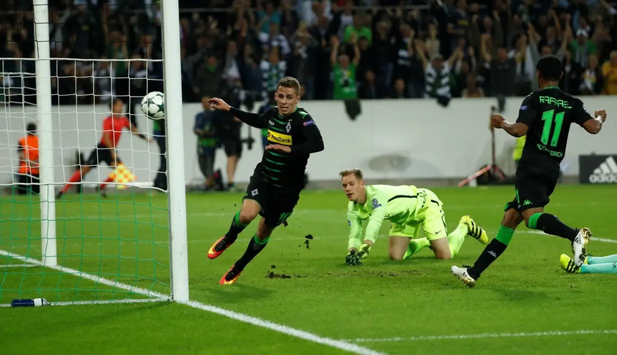 Gawang Barcelona dibobol oleh pemain Borussia Monchengladbach, Thorgan Hazard, pada laga kedua Grup C Liga Champions di Stadion im Borussia-Park, Kamis (29/9/2016) dini hari WIB. (AFP/Odd Andersen)