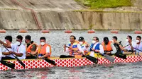 Saat Jokowi Dayung Perahu Naga di Bendungan Ladongi Kolaka Timur