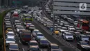 Pelayanan yang diberikan oleh petugas Jasa Marga dilakukan untuk mengurai antrean kendaraan yang masuk ke jalan tol dalam kota. (merdeka.com/Imam Buhori)