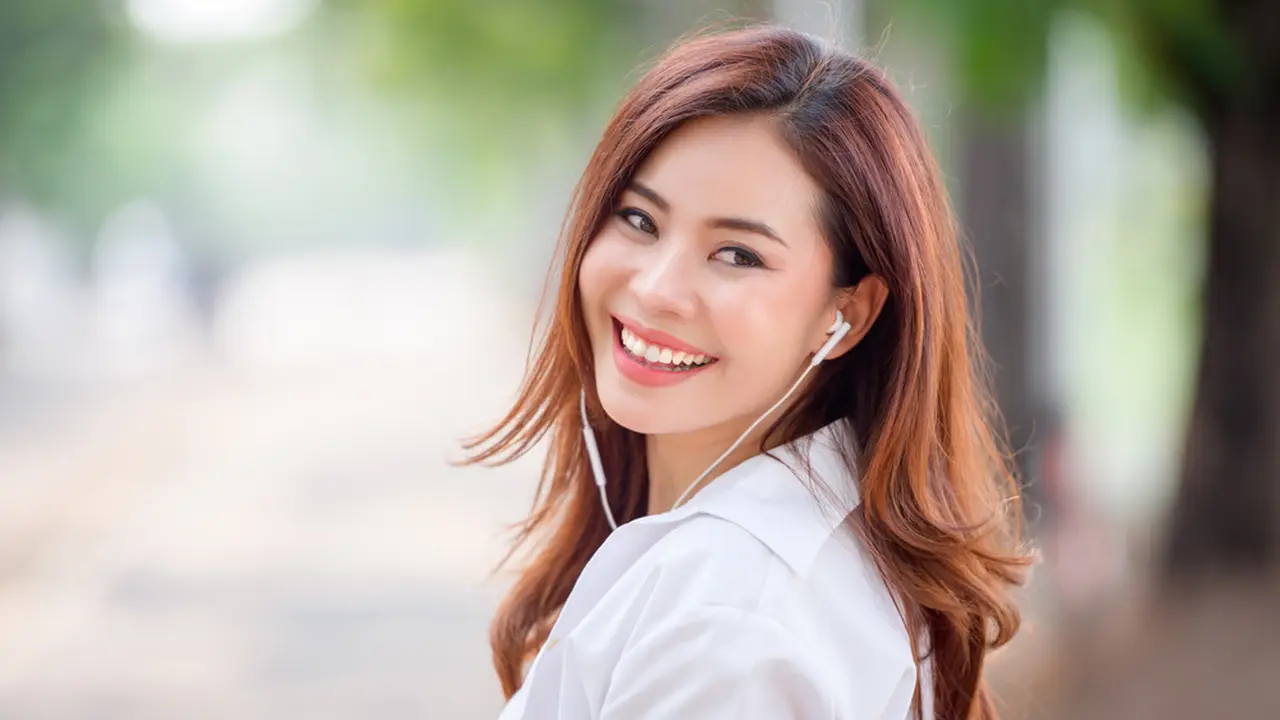 dewasa bahagia mandiri tersenyum