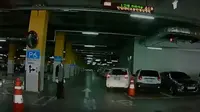 Seorang perempuan di Korea Selatan berani memepet mobil lainnya agar tergeser demi mendapat ruang parkir.