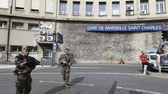 Lokasi serangan pisau di luar Stasiun Kereta Saint Charles, Paris. (AP)