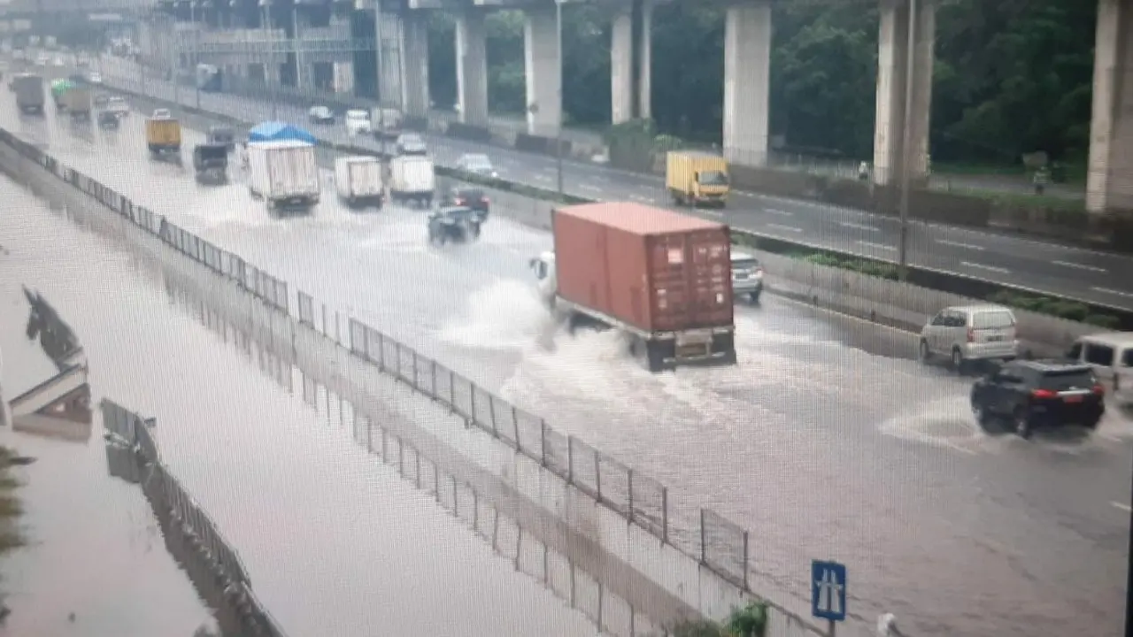 Banjir 60 Sentimeter, Gerbang Tol Jatibening Ditutup Total