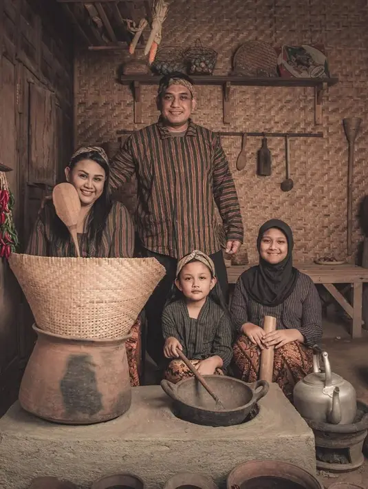 Banyak netizen kagum dengan dirinya yang kini tetap tampil menawan di usianya yang sudah 41 tahun. Tidak sedikit netizen yang memuji penampilannya dalam kolom komentar di media sosial Instagramnya, (Liputan6.com/IG/@tia_afi2)