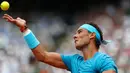 Petenis Spanyol, Rafael Nadal bersiap mengembalikan bola ke arah Dominic Thien pada partai final Prancis Terbuka di Stadion Roland Garros, Minggu (10/6). Nadal menang 6-4, 6-3, dan 6-2 atas petenis nomor tujuh dunia asal Austria itu. (AP/Thibault Camus)