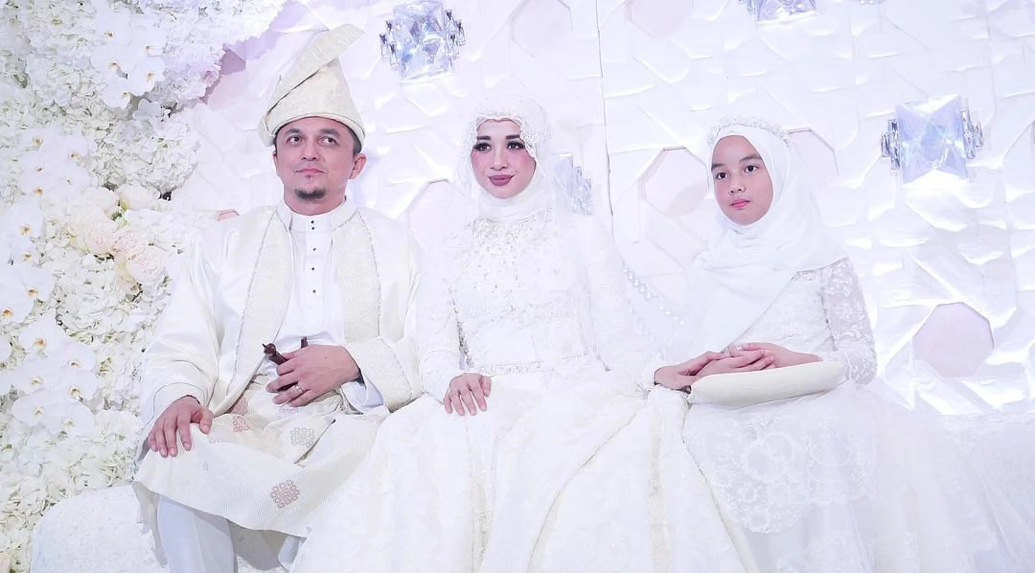 Engku Emran, Laudya Cynthia Bella dan  Engku Aleesya duduk bersama saat prosesi pernikahan. Beberapa selebritas, seperti Zaskia dan Shireen Sungkar serta Irwansyah turut hadir dalam prosesi sakral tersebut. (instagram/noradanish)